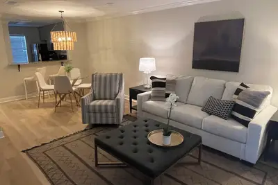 Image de Newly renovated! ! Walk to Swayze and the Square