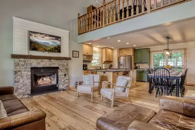 Image de Cabin w/large deck overlooking mountain stream, hot tub, multicade, fire pit!