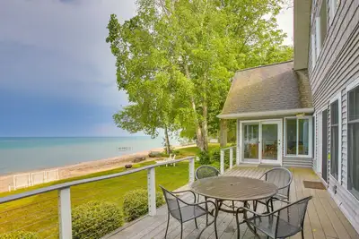 Image de Getaway on Crystal Clear Lake: Main & Guest House!