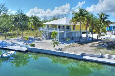 Image de Stunning Waterfront Villa, Beach, Dock & Boat Hire