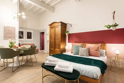 Image de Suite Vernaccia est située à quelques mètres du Ponte Vecchio, peut accueillir confortablement jusqu'à un maximum de 5 personnes et en la combinant avec Wine Apartments Florence Vernaccia peut accueillir jusqu'à 9 personnes avec cuisine et terrasse