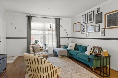 Image de 2br & 2ba Townhome style condo near Metro station