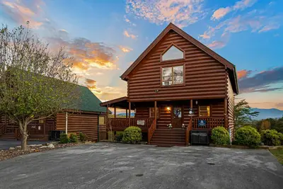 Image de Charming cabin with jetted tub, hot tub, pool, grill, game room, & full kitchen