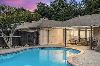 Image de Calm, and Spacious house|Pool, Close to KoreanTown