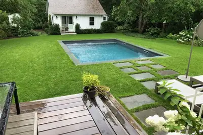 Image de Charming and Bright Cottage with Salt Water Pool