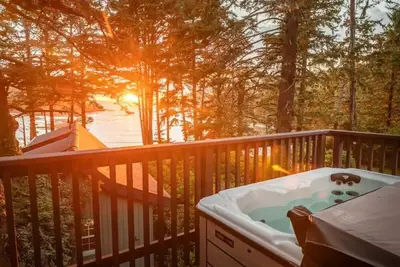 Image de Hot Tub w/ Ocean Vistas & Family Friendly Beach ⎮Storm Watcher