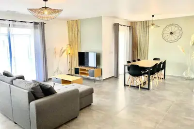 Image de La Contemporaine, 3 chambres, 5 minutes de Waligator et Aqualand!