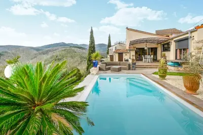 Image de Maison de charme avec piscine à débordement dans les Cévennes.