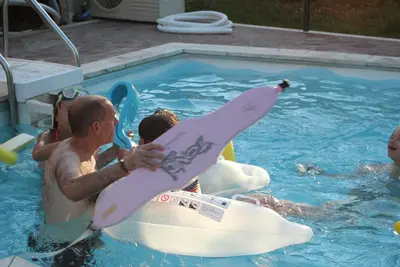 Les Pieds dans l'eau avec piscine et bord de Meuse