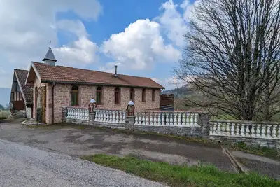 Image de Ancienne chapelle aménagée en gîte indépendant avec terrasse et cheminée