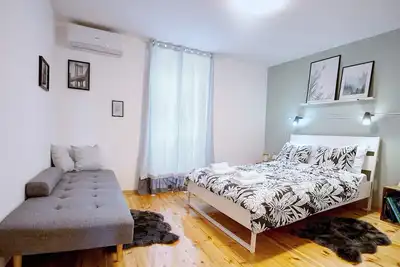 Image de Stylish 2-floor flat in the Center | 2br | Tv | Ktch | 2ac