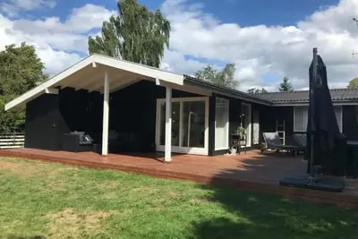 A pearl of a summer house close to both beach and city