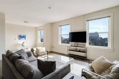 Image de Modern Apartment with King Bed, Historic Building