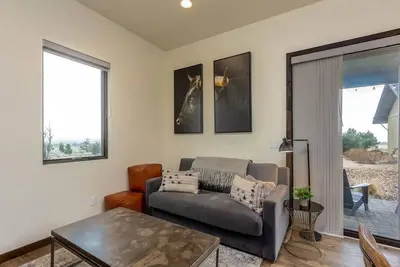Image de Luxurious 1 Bed 1 Bath, walk to the Ranch House!