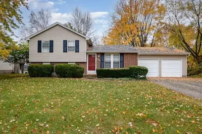 Image de 1387 Firethorne · Inviting home with private fenced yard for pets