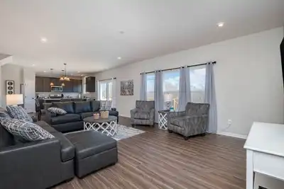 Image de 5738 Azra Court · Cheerful 5 bedroom on azra with a pool and real