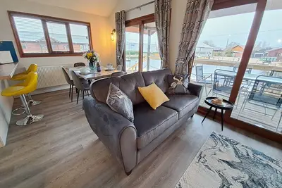 Image de River Breeze - Waterside, Norfolk Broads, sleeps 6 in 3 bedrooms