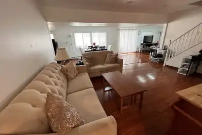 Image de Cozy 4 bedroom home near all colleges and hospitals. Minutes away from the Lirr.