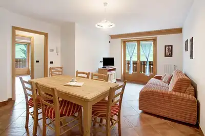Image de Appartement \"Casa Michela Bilocale 2\" avec vue sur les montagnes, terrasse partagée et Wi-Fi.
