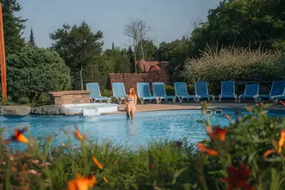 Image de Bee / Private Spa / Sauna / Snowshoes