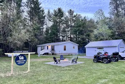 Image de A peaceful Northwoods cottage with direct trail access.