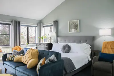 Image de Stunning Condo- minutes to the Beach!