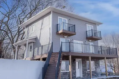 Image de Quaint house on the bluffs overlooking the  scenic Missouri River.