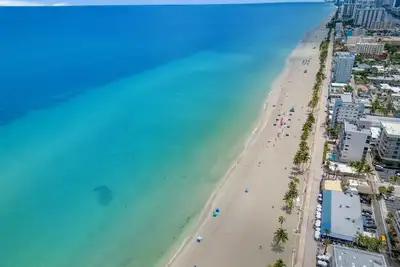 Image de Mariner M36 · Awesome 1 Bedroom Steps away from the beach!