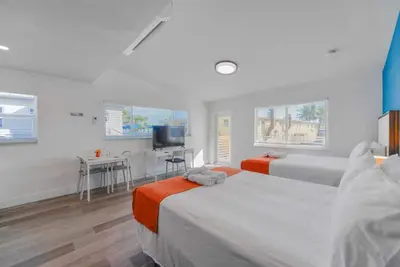 Image de Mariner M46 · Charming 1 Bedroom Steps away from the beach