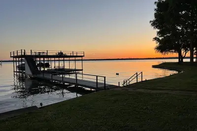 Image de 5 Br/4ba Open water lake view with Gameroom/hot tub, ready for Family Fun!