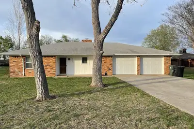 Image de Close to the med centers, ball fields, shopping & the lake! Perfect for all! !
