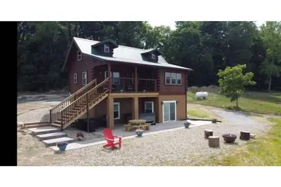 Image de Log Cabin on a private 18 acre lake, with hot tub, kayaking and fishing.