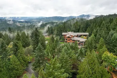 Image de 22, 000sf Luxury Lodge w\/ Indoor Pool on 40+ secluded acres!
