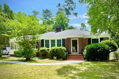 Image de Cute Brick Cottage - Walking Distance to Tournament