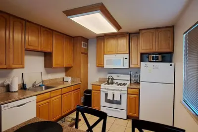 Image de Modern Rustic Downtown Apartment