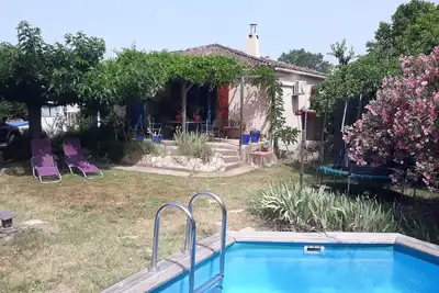 Image de villa avec piscine, bien situé entre Arles Nimes et Avignion