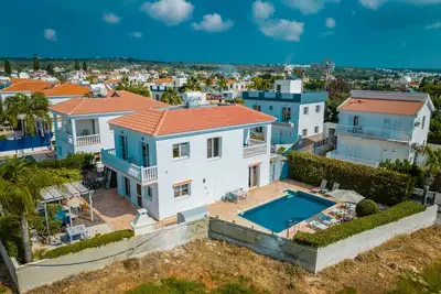 AyiaNapa 3 bd Villa - 3 min to Nissi Avenue and 5 min to sandy beach.