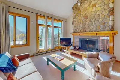 Image de Mountain view condo with a wood-burning fireplace - W/D, pool, & hot tub access
