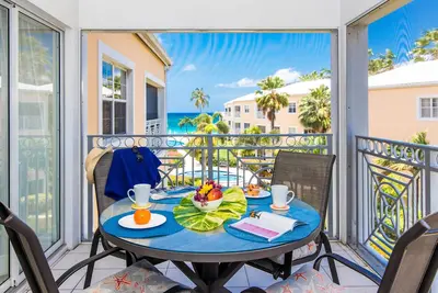 Image de Oceanfront 2 Bdrm Seven Mile Condo - Well Stocked