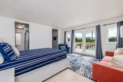 Image de Sprawling seven bedroom home with a sauna, multiple kitchens, and mountain views