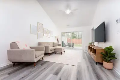 Image de Quiet Boho Townhouse; 15 Min to Beach