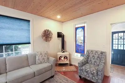 Image de Serendipity- A Historical 1882 Beach Cottage, Built in 1882 Historical 2 bedroom home, Fireplace, An. . .