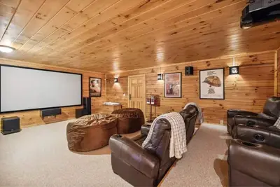 Image de Mountain views, Huge theater room, hot tub, game room! !