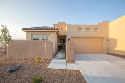 Image de 4014/Russ Modern · New Home in Quiet Neighborhood - Relax and Enjoy