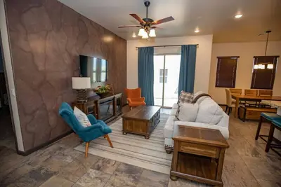 Image de 4002/Russ Sw · New Southwest Home in Golf Course Community