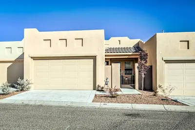 Image de 4010 · Comfortable New Home with community pool and golf