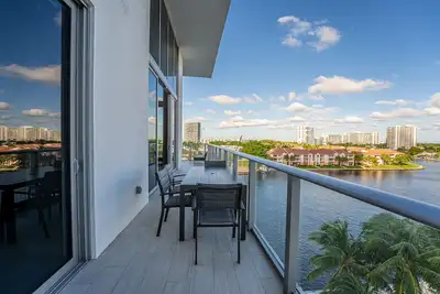 Image de Luxurious Duplex Condo with Beach Service