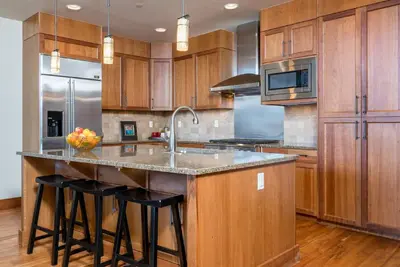 Large 3/3. 5 Chilali Luxury Penthouse downtown Ketchum w/views, hot tub, ski room