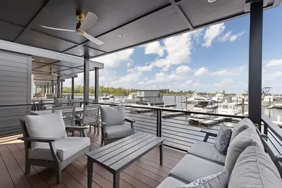 Pet Friendly Floating Villa - Lookout at The Cove - Downtown Wilmington