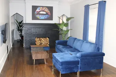Image de Gorgeous remodeled home, with entertainment, and massage chair for relaxing!